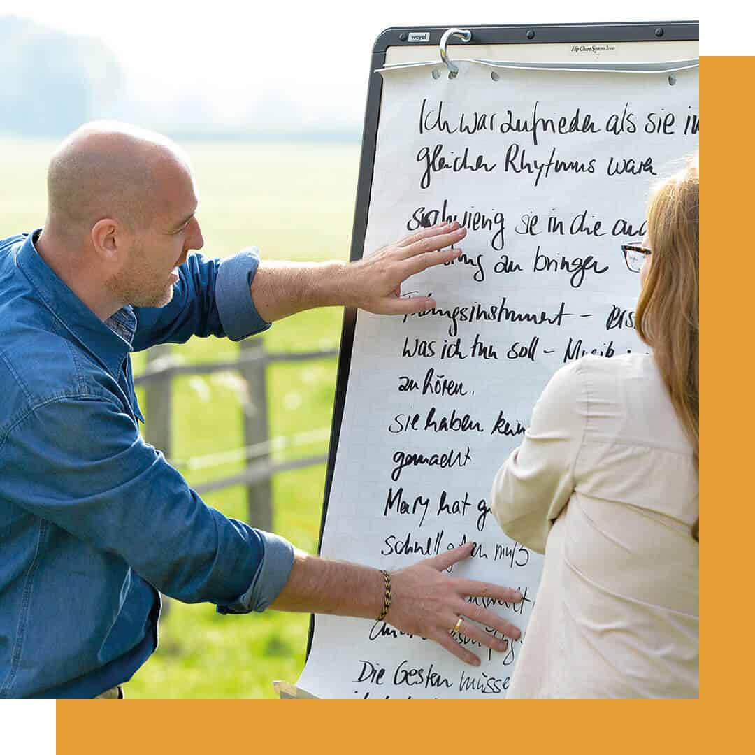 Teilnehmer erklärt etwas am flipchart